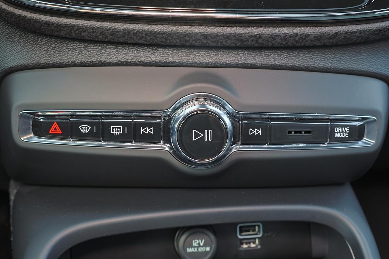 Volvo XC40 T5 Recharge Plus Dark - Panorama/schuifdak - IntelliSafe Assist - Harman/Kardon audio - Parkeercamera achter - Parkeersensoren voor & achter - Elektr. bedienb. voorstoelen met geheugen links - Draadloze tel. lader - Extra getint glas - 19' LMV