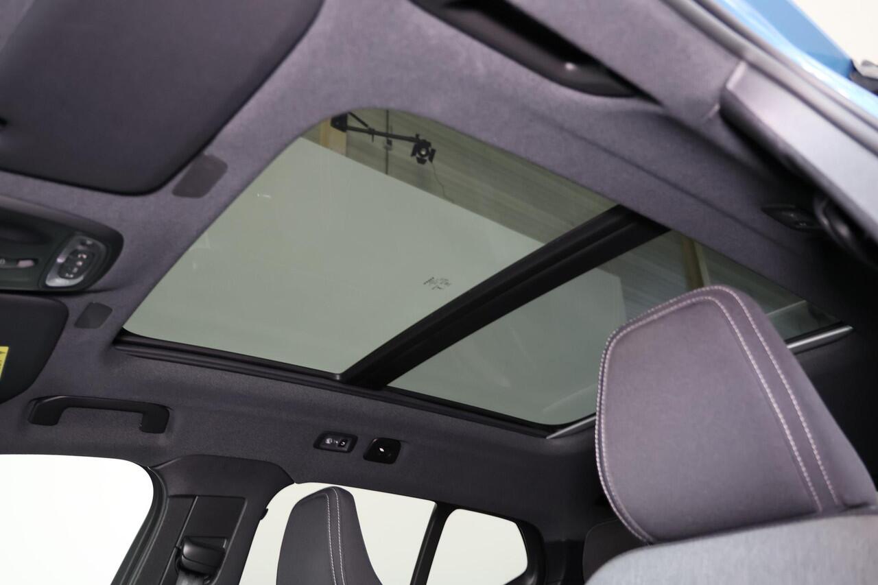 Volvo XC40 T5 Recharge Plus Dark - Panorama/schuifdak - IntelliSafe Assist - Harman/Kardon audio - Parkeercamera achter - Parkeersensoren voor & achter - Elektr. bedienb. voorstoelen met geheugen links - Draadloze tel. lader - Extra getint glas - 19' LMV