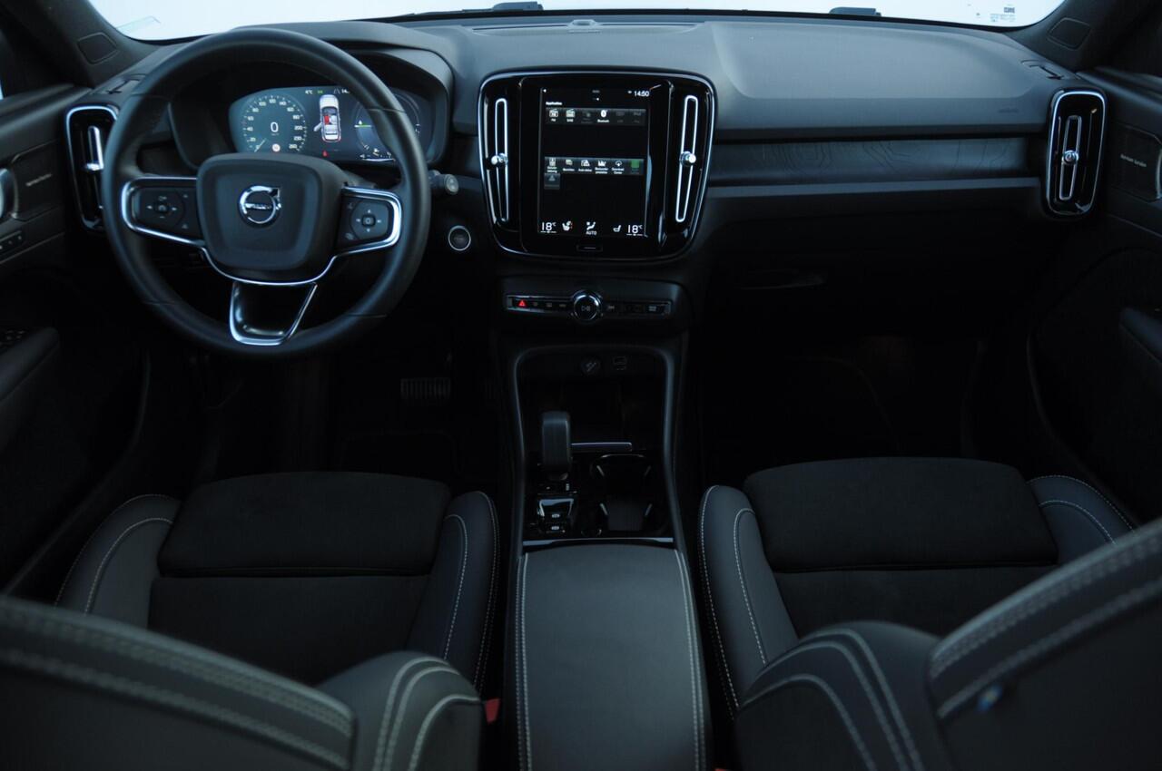 Volvo XC40 T4 211PK Automaat Plus Dark / Elektrische stoelen met geheugen / stuur - en stoelverwarming / Cruise control / Harman kardon audio / elektrische achterklep / Parkeersensoren met camers