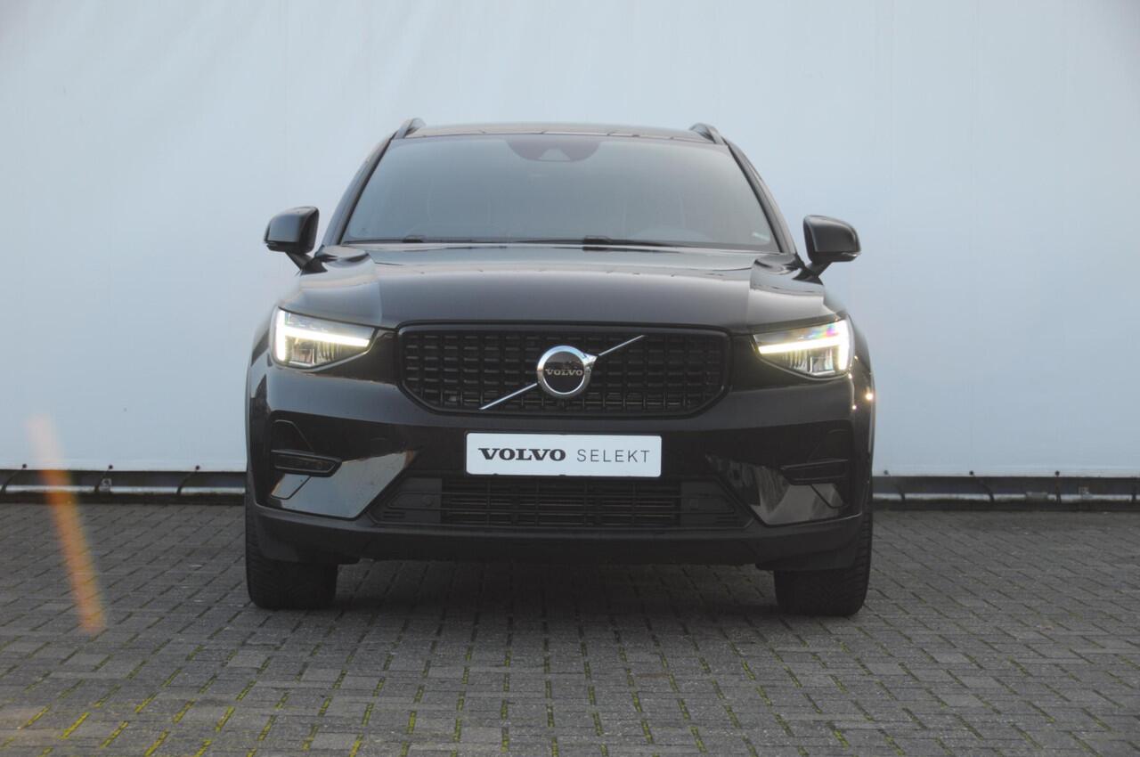 Volvo XC40 T4 211PK Automaat Plus Dark / Elektrische stoelen met geheugen / stuur - en stoelverwarming / Cruise control / Harman kardon audio / elektrische achterklep / Parkeersensoren met camers