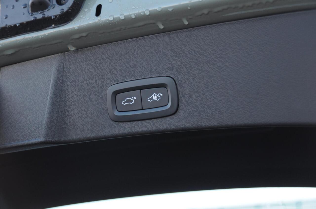 Volvo XC40 B3 177PK Automaat Ultimate Dark / Panoramadak / Adaptive cruise control / Elektrische stoelen / Harman Kardon audio / Pilot assist / BLIS / Stoel en stuur verwarming / Elektrische achterklep / Parkeersensoren met camera / Google infotainment