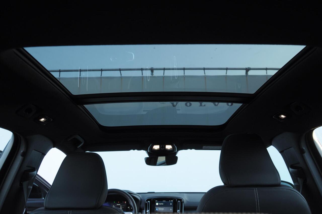 Volvo XC40 B3 177PK Automaat Ultimate Dark / Panoramadak / Adaptive cruise control / Elektrische stoelen / Harman Kardon audio / Pilot assist / BLIS / Stoel en stuur verwarming / Elektrische achterklep / Parkeersensoren met camera / Google infotainment