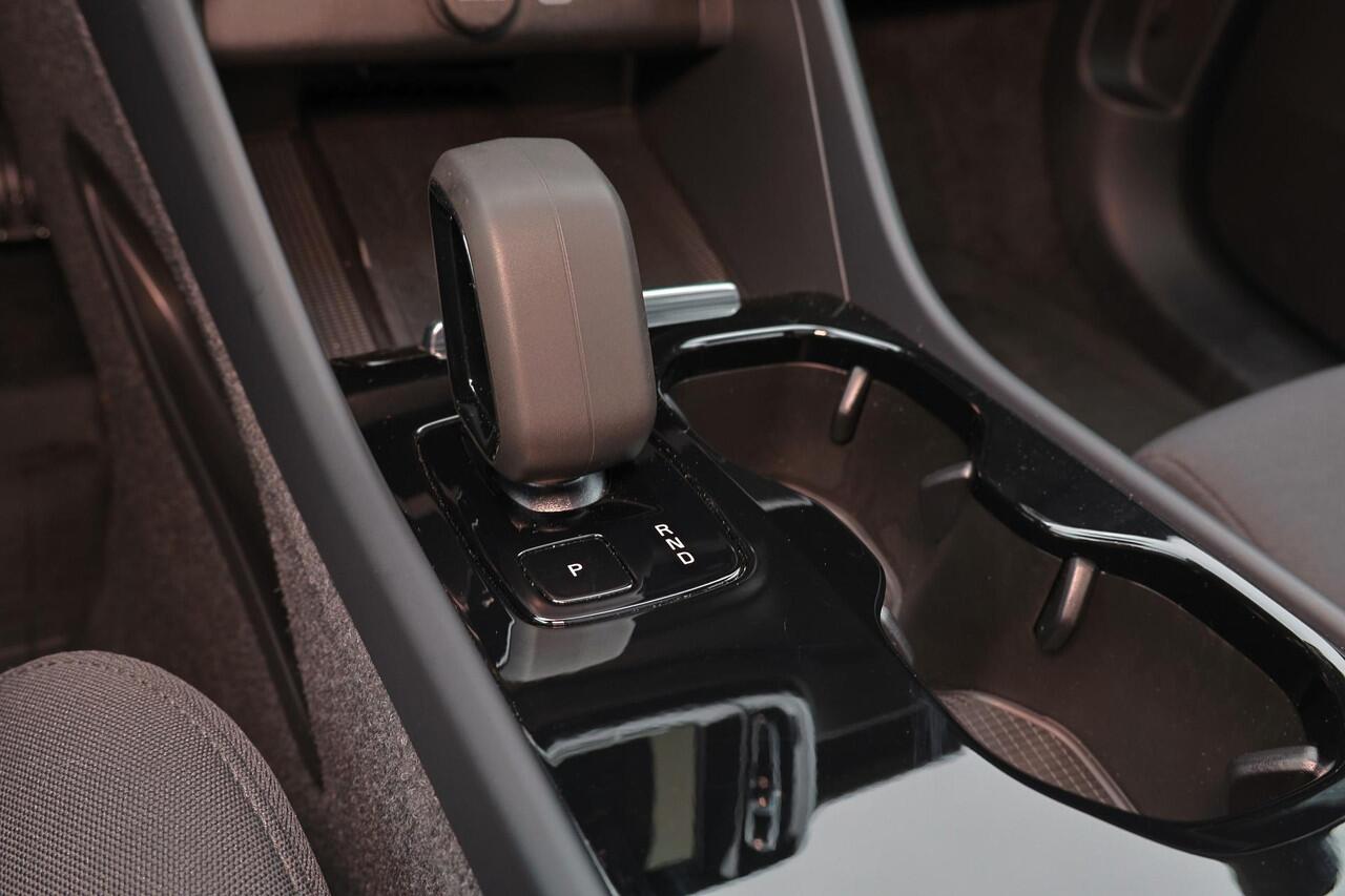 Volvo XC40 Extended Range Ultimate 82 kWh - Panorama/schuifdak - IntelliSafe Assist & Surround - 360º Camera - Harman/Kardon audio - Verwarmde voorstoelen, stuur & achterbank - Parkeersensoren voor & achter - Elektr. bedienb. voorstoelen met geheugen links - Draadlo