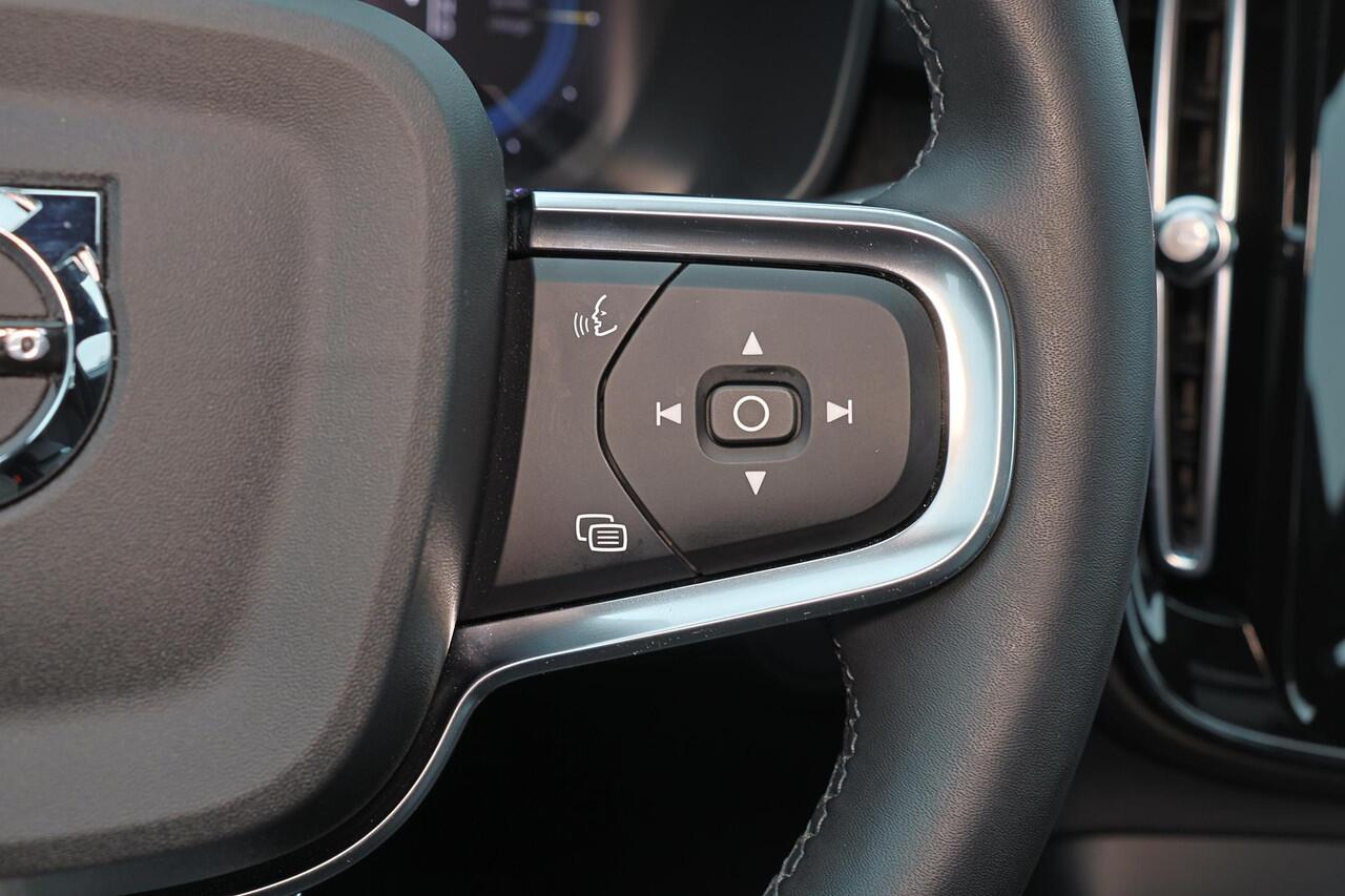 Volvo XC40 Extended Range Ultimate 82 kWh - Panorama/schuifdak - IntelliSafe Assist & Surround - 360º Camera - Harman/Kardon audio - Verwarmde voorstoelen, stuur & achterbank - Parkeersensoren voor & achter - Elektr. bedienb. voorstoelen met geheugen links - Draadlo