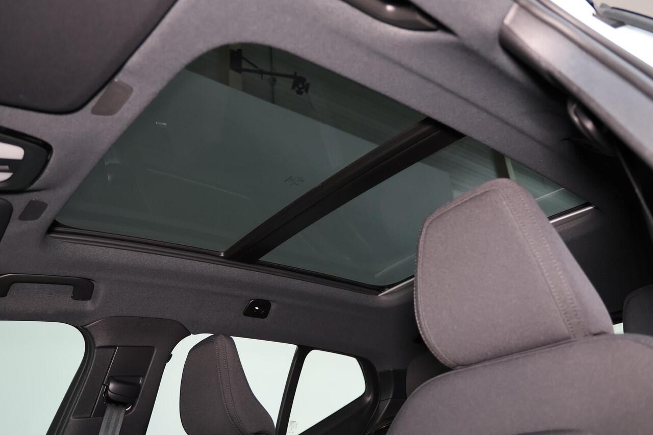 Volvo XC40 Extended Range Ultimate 82 kWh - Panorama/schuifdak - IntelliSafe Assist & Surround - 360º Camera - Harman/Kardon audio - Verwarmde voorstoelen, stuur & achterbank - Parkeersensoren voor & achter - Elektr. bedienb. voorstoelen met geheugen links - Draadlo