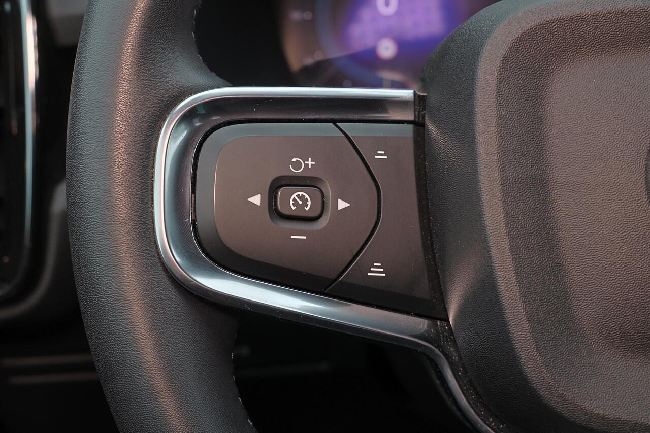 Volvo XC40 Recharge Plus 70 kWh - IntelliSafe Assist & Surround - Parkeercamera achter - Verwarmde voorstoelen & stuur - Parkeersensoren voor & achter - Draadloze tel. lader - Warmtepomp - Extra getint glas - 19' LMV