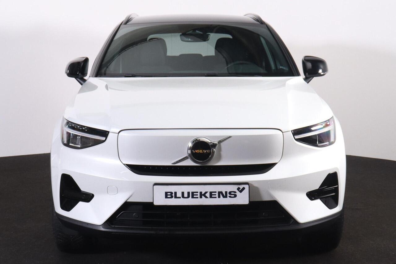 Volvo XC40 Recharge Plus 70 kWh - IntelliSafe Assist & Surround - Parkeercamera achter - Verwarmde voorstoelen & stuur - Parkeersensoren voor & achter - Draadloze tel. lader - Warmtepomp - Extra getint glas - 19' LMV