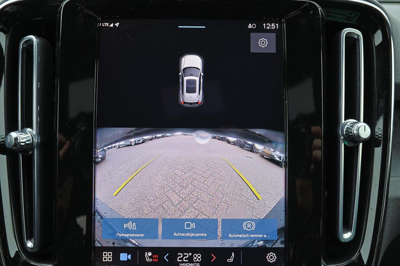 Volvo XC40 Recharge Plus 70 kWh - IntelliSafe Assist & Surround - Parkeercamera achter - Verwarmde voorstoelen & stuur - Parkeersensoren voor & achter - Draadloze tel. lader - Warmtepomp - Extra getint glas - 19' LMV