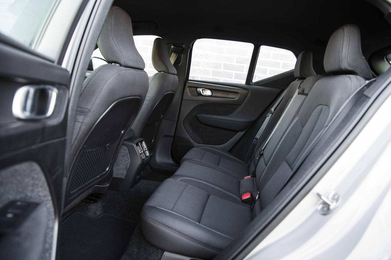 Volvo XC40 Single Motor Extended Range Plus 82 kWh | Verwarmbare voorstoelen | Verwarmbaar stuurwiel | Warmtepomp | Adaptieve cruisecontrol | BLIS |