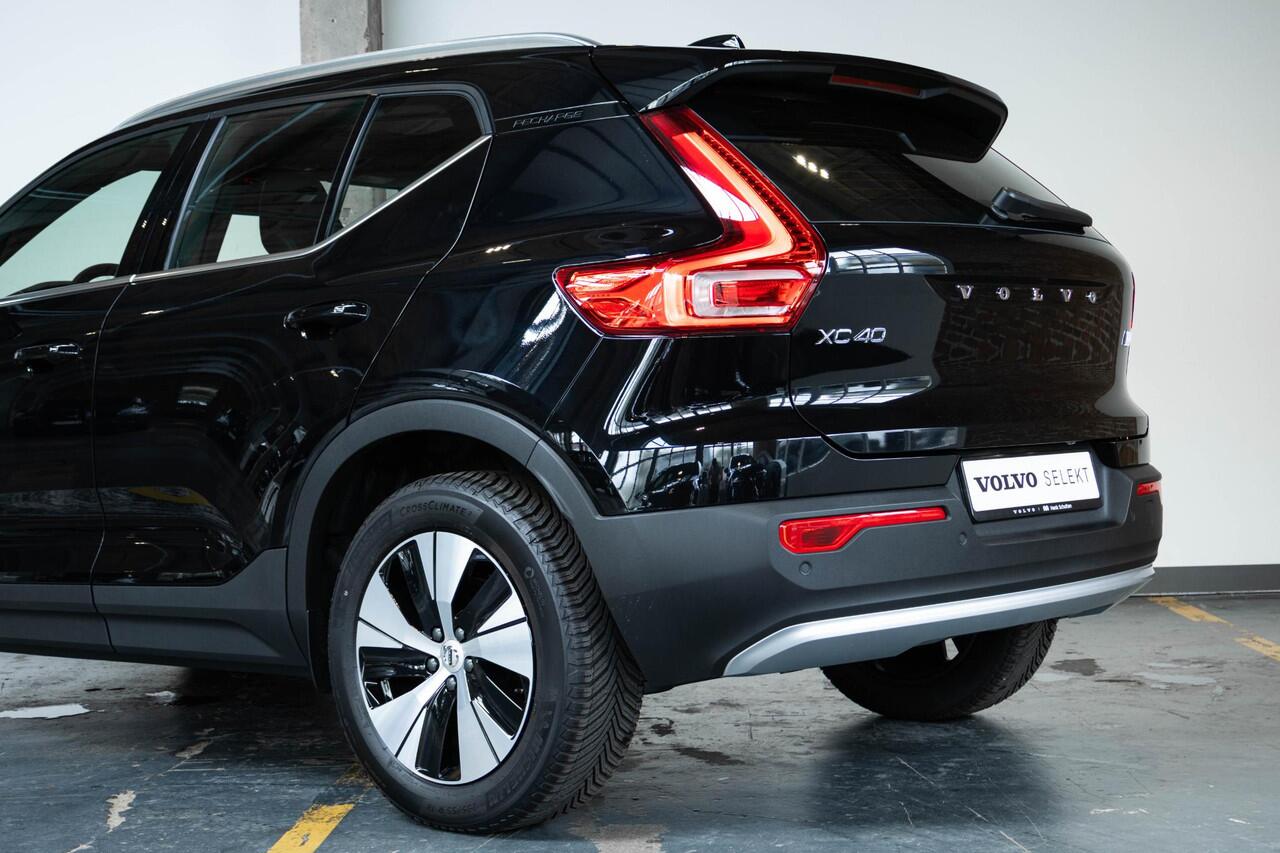 Volvo XC40 T4 Automaat Recharge Inscription | Semi Elektrische Wegklapbare trekhaak | Panoramadak | Harman Kardon Premium Audio | Stoel en Stuurwielverwarming | 360° Parkeercamera | | 4-Seizoenenbanden | Parkeersensoren voor + achter | Parkeerverwarming | Adaptive C