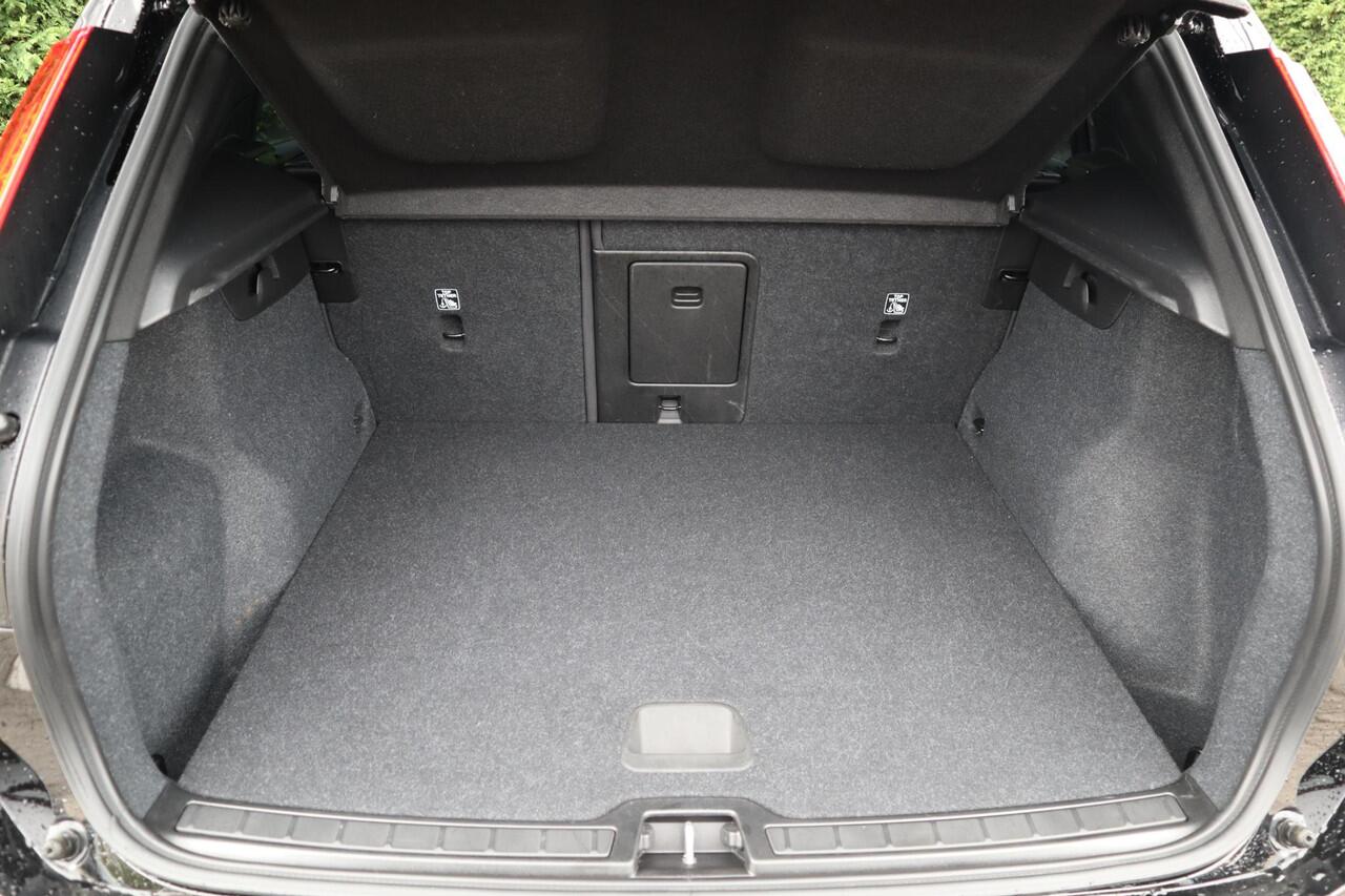 Volvo XC40 Recharge Core 70 kWh l Verwarmbare Voorstoelen l Stuurwielverwarming l Warmtepomp