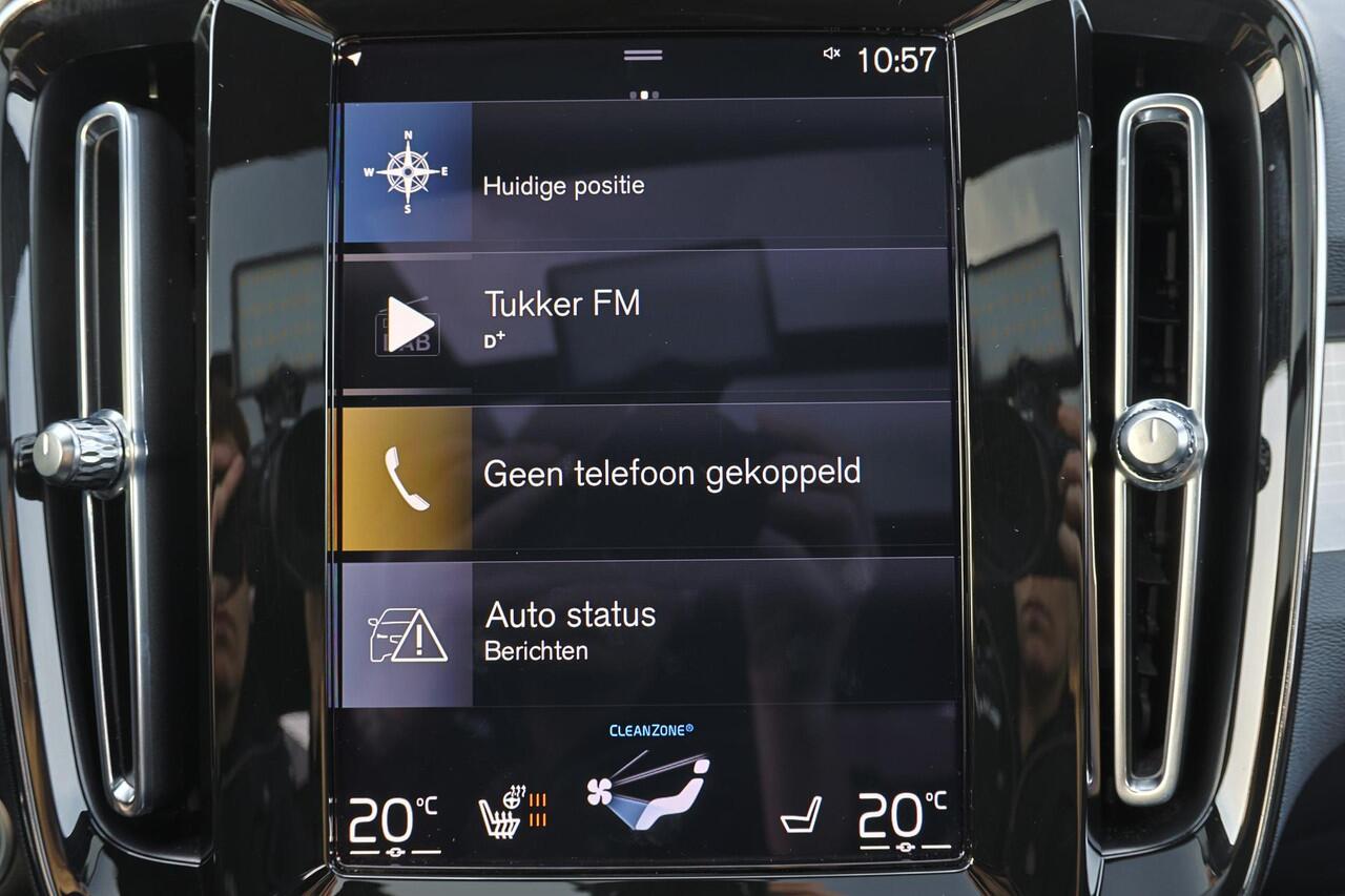 Volvo XC40 T5 Recharge Plus Dark - Panorama/schuifdak - IntelliSafe Assist - Harman/Kardon audio - Parkeercamera achter - Parkeersensoren voor & achter - Elektr. bedienb. voorstoelen met geheugen links - Draadloze tel. lader - Extra getint glas - 19' LMV