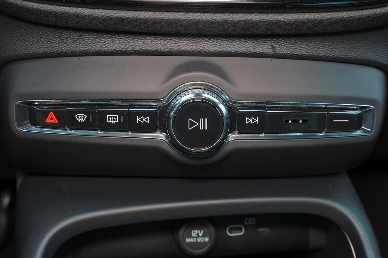 Volvo XC40 Recharge Plus 70 kWh - IntelliSafe Assist & Surround - Parkeercamera achter - Verwarmde voorstoelen & stuur - Parkeersensoren voor & achter - Draadloze tel. lader - Warmtepomp - Extra getint glas - 19' LMV