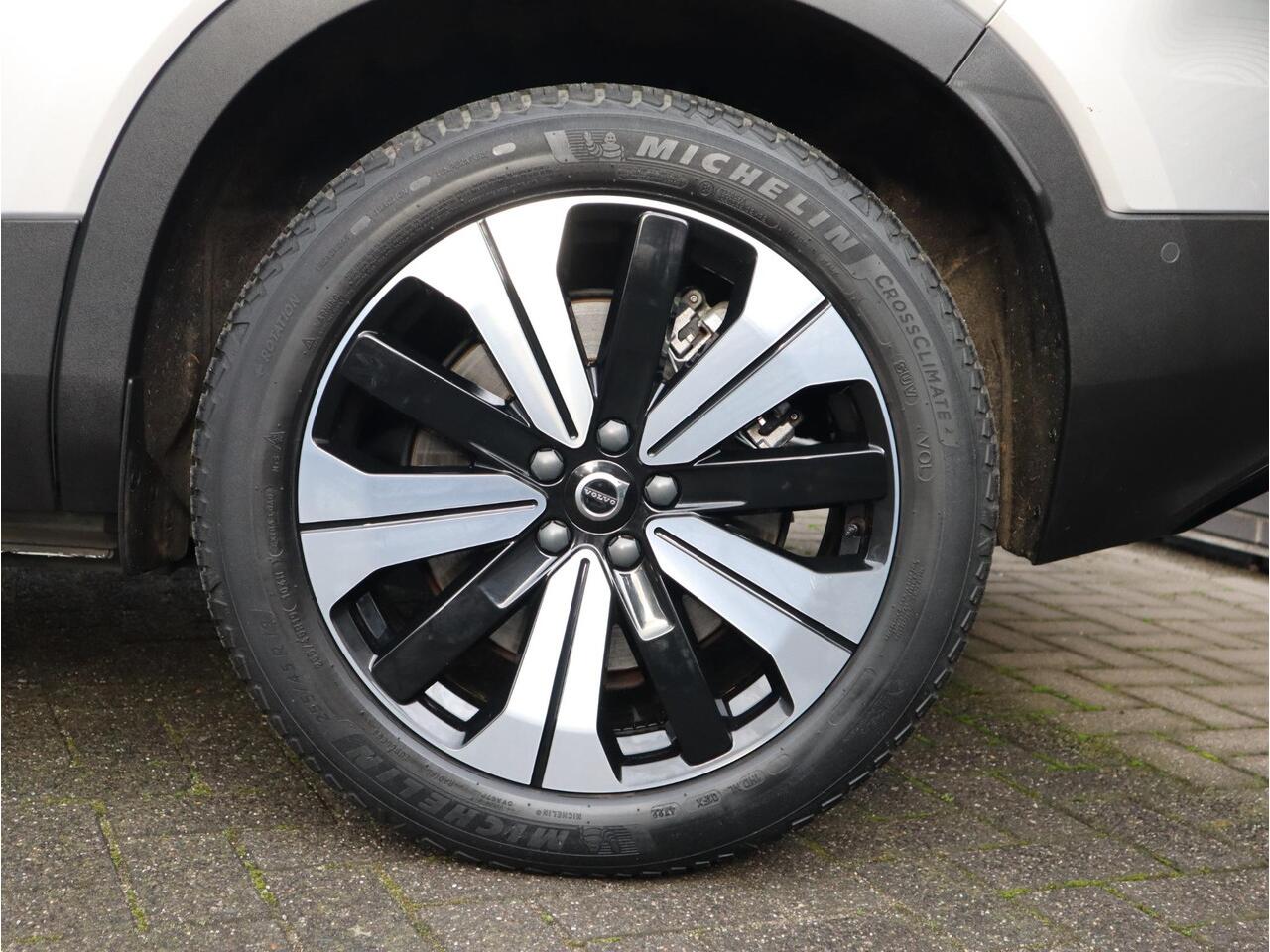 Volvo XC40 Recharge Twin Ultimate 78 kWh / Panoramadak / Harman Kardon / Trekhaak / Stoelverwarming / Parkeersensoren voor+achter / Apple Carplay/Android Auto / 19 Inch / LED /