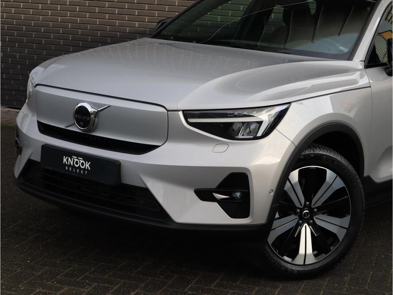 Volvo XC40 Recharge Twin Ultimate 78 kWh / Panoramadak / Harman Kardon / Trekhaak / Stoelverwarming / Parkeersensoren voor+achter / Apple Carplay/Android Auto / 19 Inch / LED /