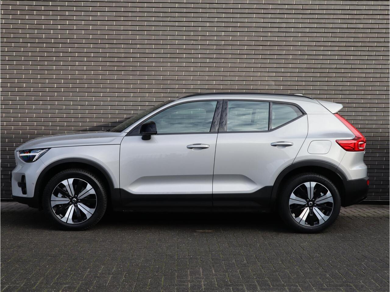 Volvo XC40 Recharge Twin Ultimate 78 kWh / Panoramadak / Harman Kardon / Trekhaak / Stoelverwarming / Parkeersensoren voor+achter / Apple Carplay/Android Auto / 19 Inch / LED /
