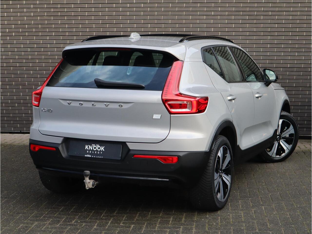 Volvo XC40 Recharge Twin Ultimate 78 kWh / Panoramadak / Harman Kardon / Trekhaak / Stoelverwarming / Parkeersensoren voor+achter / Apple Carplay/Android Auto / 19 Inch / LED /