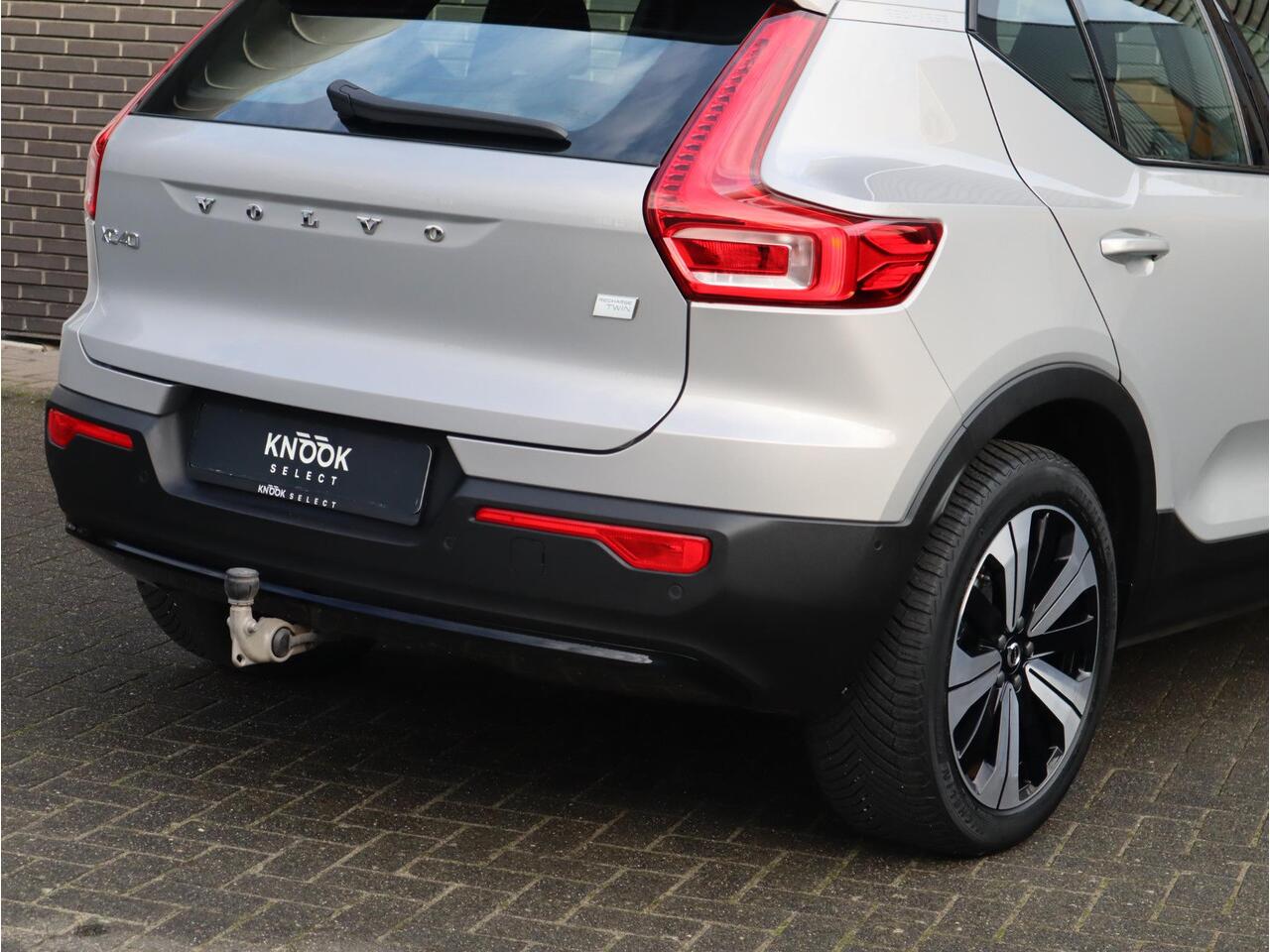 Volvo XC40 Recharge Twin Ultimate 78 kWh / Panoramadak / Harman Kardon / Trekhaak / Stoelverwarming / Parkeersensoren voor+achter / Apple Carplay/Android Auto / 19 Inch / LED /