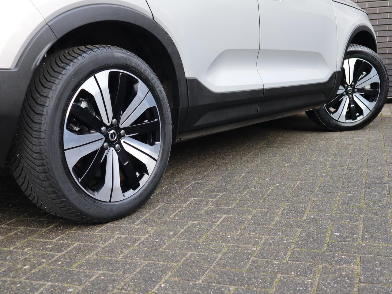 Volvo XC40 Recharge Twin Ultimate 78 kWh / Panoramadak / Harman Kardon / Trekhaak / Stoelverwarming / Parkeersensoren voor+achter / Apple Carplay/Android Auto / 19 Inch / LED /