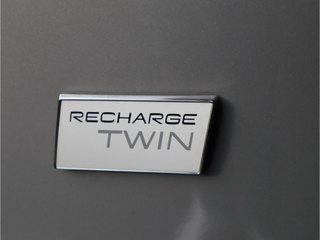 Volvo XC40 Recharge Twin Ultimate 78 kWh / Panoramadak / Harman Kardon / Trekhaak / Stoelverwarming / Parkeersensoren voor+achter / Apple Carplay/Android Auto / 19 Inch / LED /