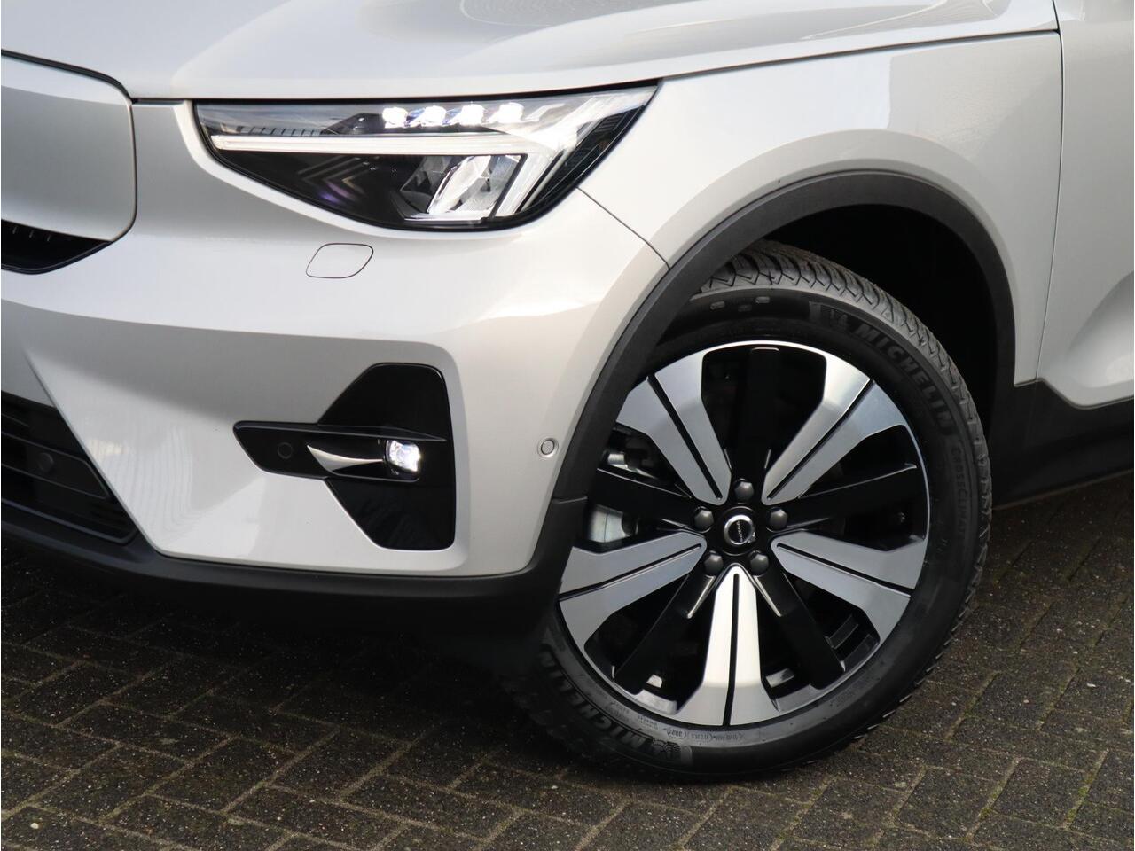 Volvo XC40 Recharge Twin Ultimate 78 kWh / Panoramadak / Harman Kardon / Trekhaak / Stoelverwarming / Parkeersensoren voor+achter / Apple Carplay/Android Auto / 19 Inch / LED /