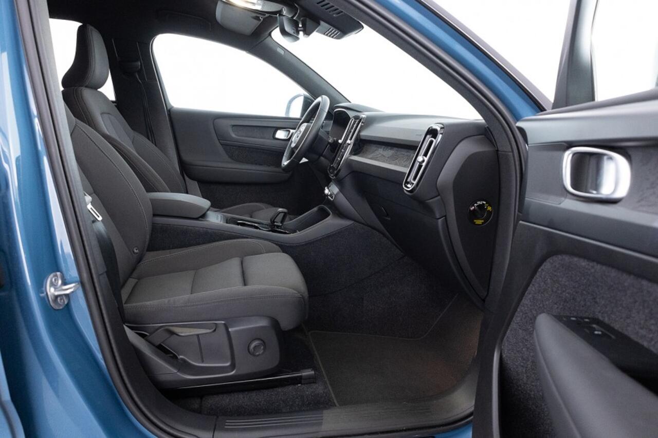 Volvo XC40 Recharge Core 70 kWh | Full LED | ECC | NAVI