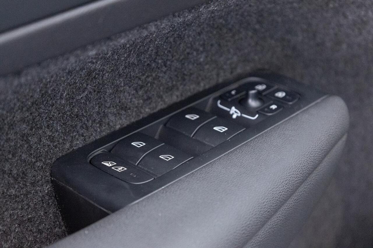 Volvo XC40 Recharge Core 70 kWh | Full LED | ECC | NAVI