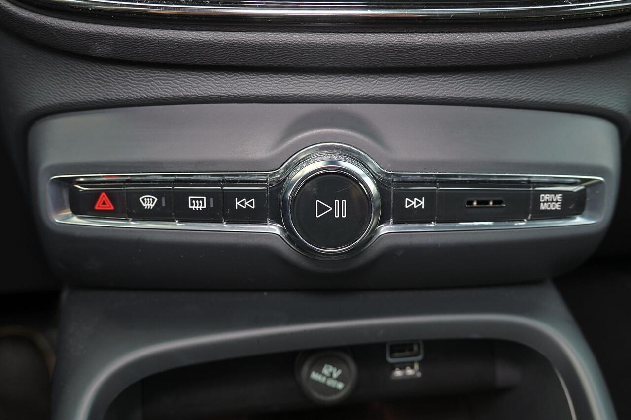 Volvo XC40 T5 Recharge Plus Dark - Panorama/schuifdak - IntelliSafe Assist - Harman/Kardon audio - Parkeercamera achter - Parkeersensoren voor & achter - Elektr. bedienb. voorstoelen met geheugen links - Draadloze tel. lader - Extra getint glas - 19' LMV