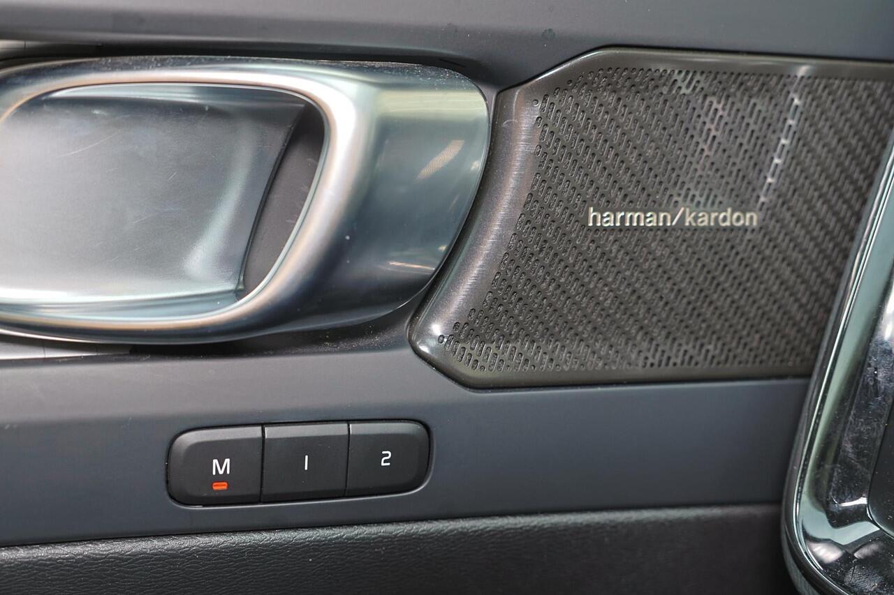 Volvo XC40 T5 Recharge Plus Dark - Panorama/schuifdak - IntelliSafe Assist - Harman/Kardon audio - Parkeercamera achter - Parkeersensoren voor & achter - Elektr. bedienb. voorstoelen met geheugen links - Draadloze tel. lader - Extra getint glas - 19' LMV