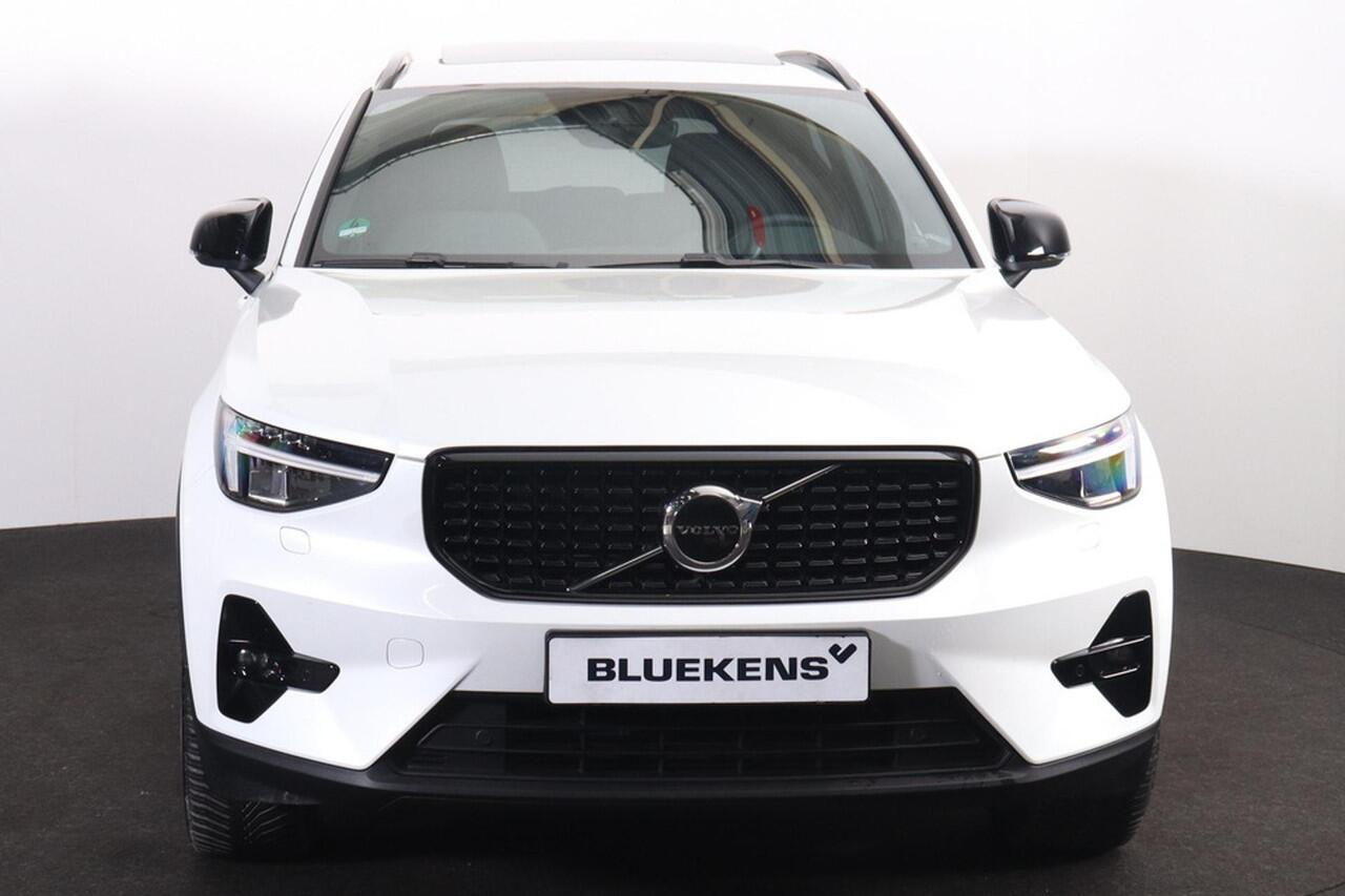 Volvo XC40 T5 Recharge Plus Dark - Panorama/schuifdak - IntelliSafe Assist - Harman/Kardon audio - Parkeercamera achter - Parkeersensoren voor & achter - Elektr. bedienb. voorstoelen met geheugen links - Draadloze tel. lader - Extra getint glas - 19' LMV