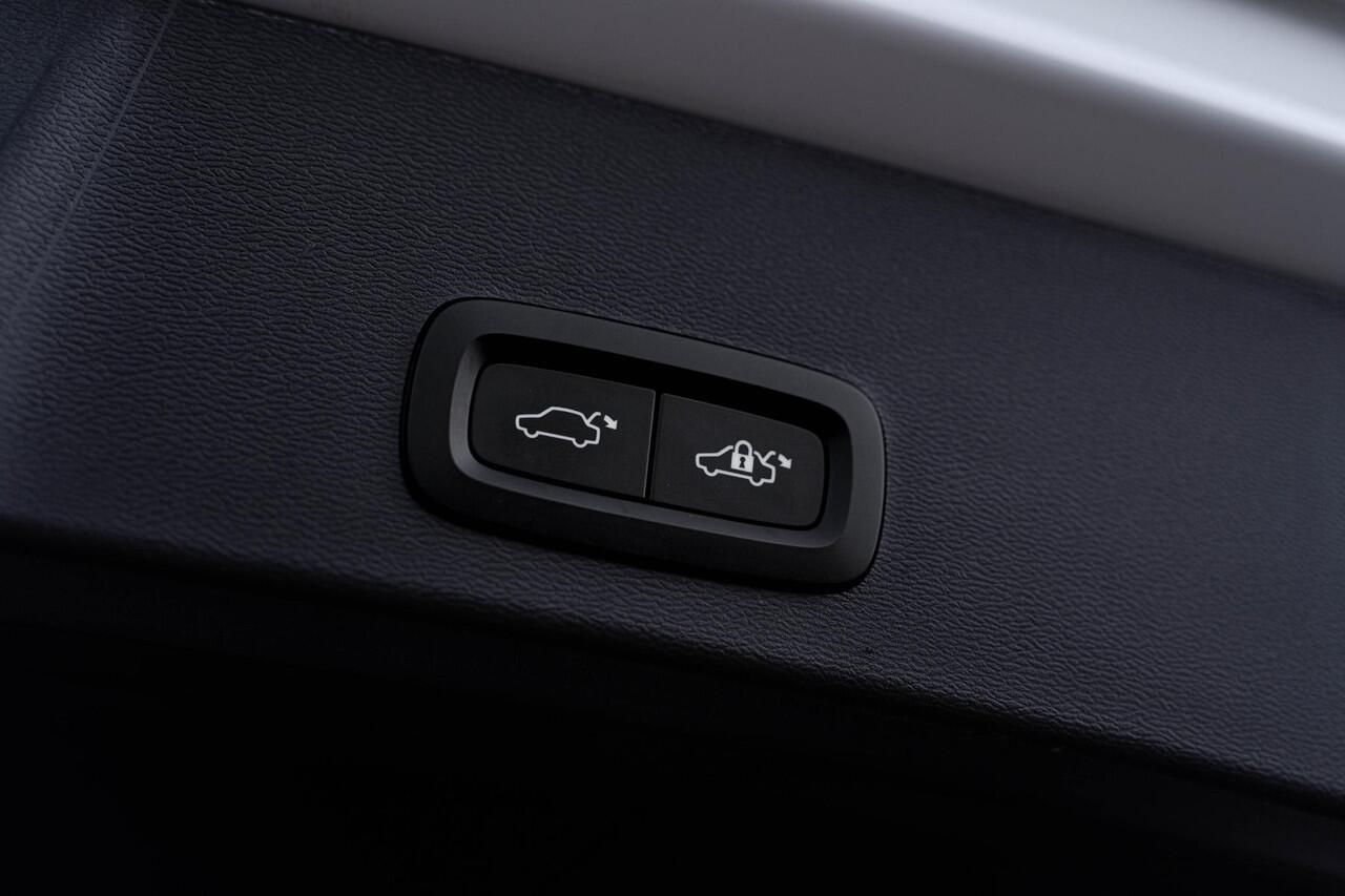 Volvo XC40 T5 Plug-in hybrid Core | Cruise Control | Trekhaak | Climate Control | Lane Keeping Assist | DAB | 18" LM