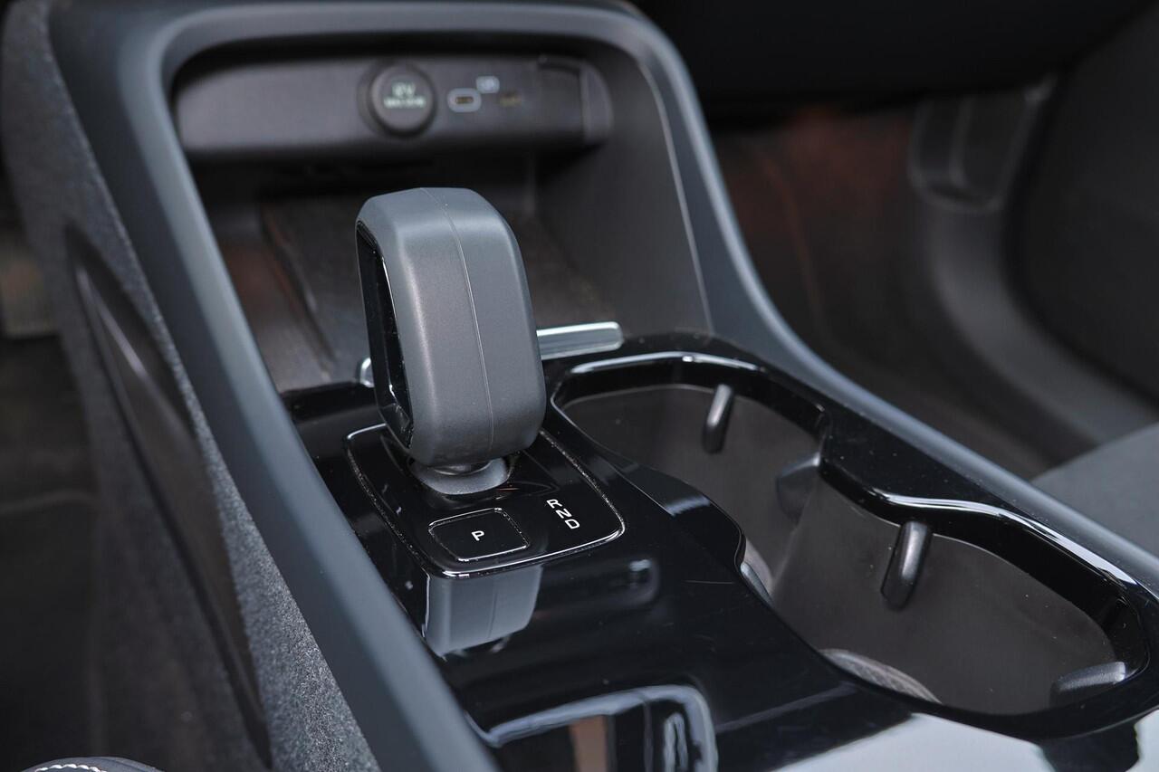 Volvo XC40 Recharge Twin Plus 78 kWh - IntelliSafe Assist & Surround - Parkeercamera achter - Verwarmde voorstoelen & stuur - Parkeersensoren voor & achter - Draadloze tel. lader - Warmtepomp - Elektr. inklapbare trekhaak - 19' LMV