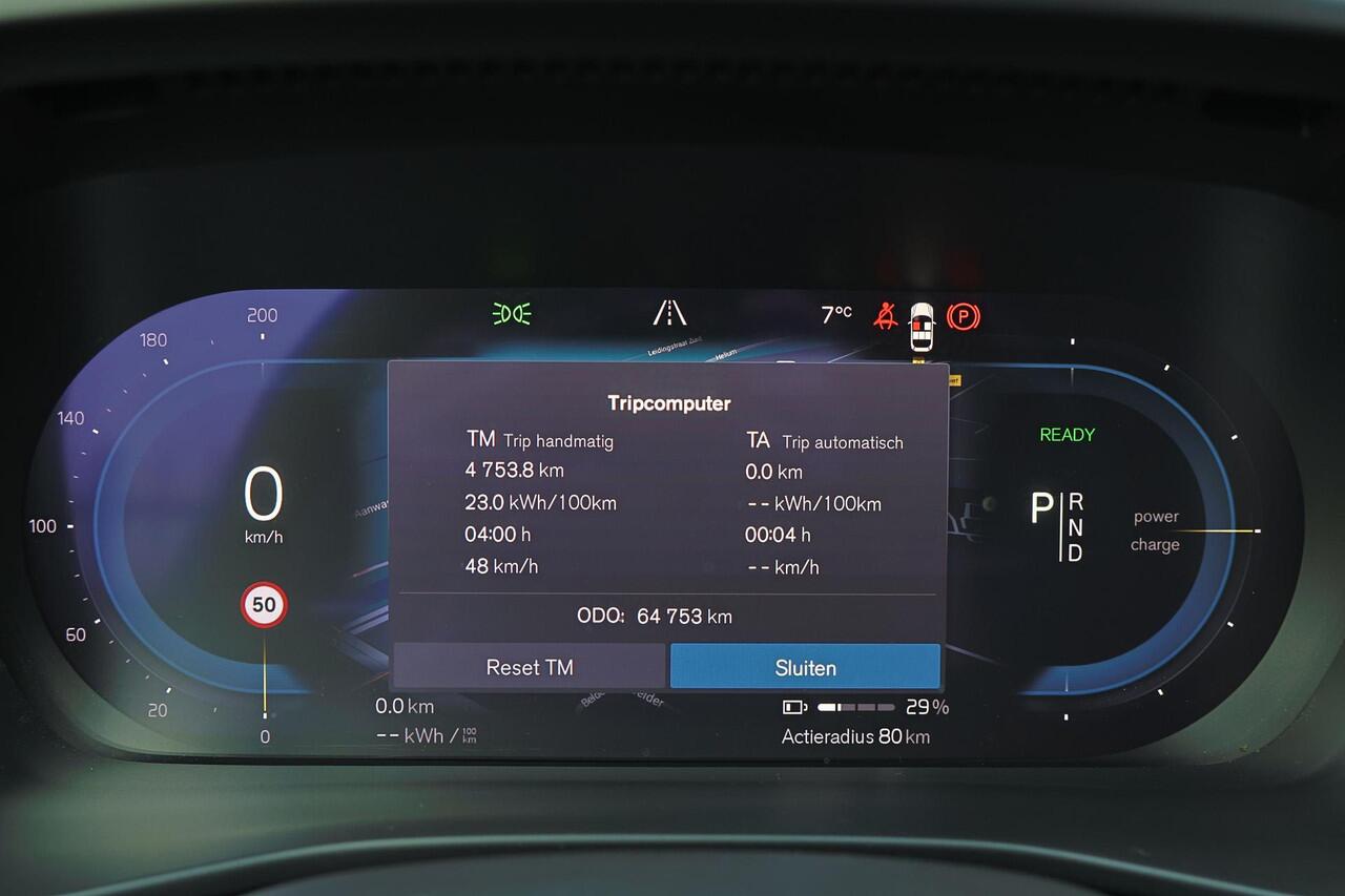 Volvo XC40 Recharge Twin Plus 78 kWh - IntelliSafe Assist & Surround - Parkeercamera achter - Verwarmde voorstoelen & stuur - Parkeersensoren voor & achter - Draadloze tel. lader - Warmtepomp - Elektr. inklapbare trekhaak - 19' LMV