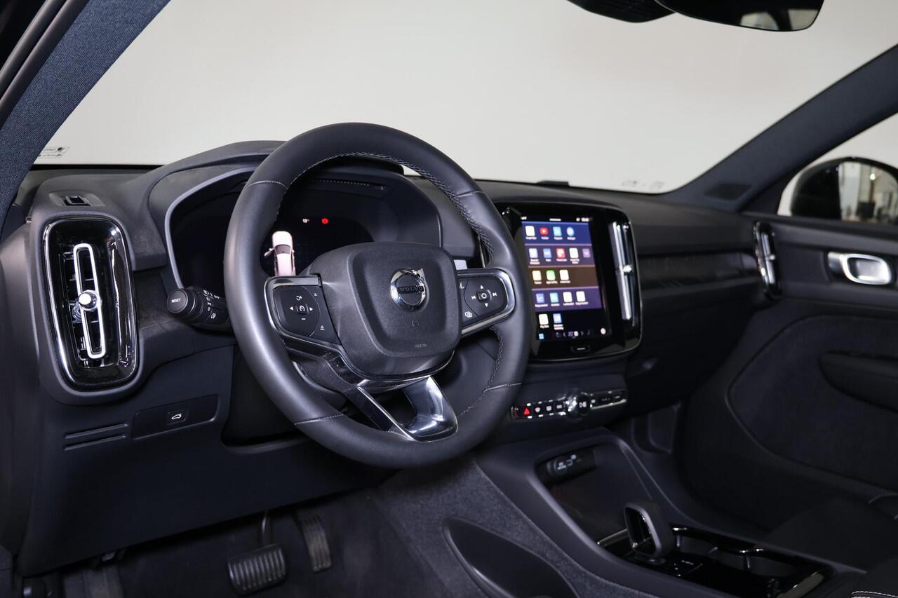 Volvo XC40 Recharge Twin Plus 78 kWh - IntelliSafe Assist & Surround - Parkeercamera achter - Verwarmde voorstoelen & stuur - Parkeersensoren voor & achter - Draadloze tel. lader - Warmtepomp - Elektr. inklapbare trekhaak - 19' LMV
