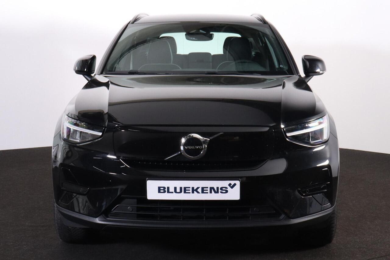 Volvo XC40 Recharge Twin Plus 78 kWh - IntelliSafe Assist & Surround - Parkeercamera achter - Verwarmde voorstoelen & stuur - Parkeersensoren voor & achter - Draadloze tel. lader - Warmtepomp - Elektr. inklapbare trekhaak - 19' LMV