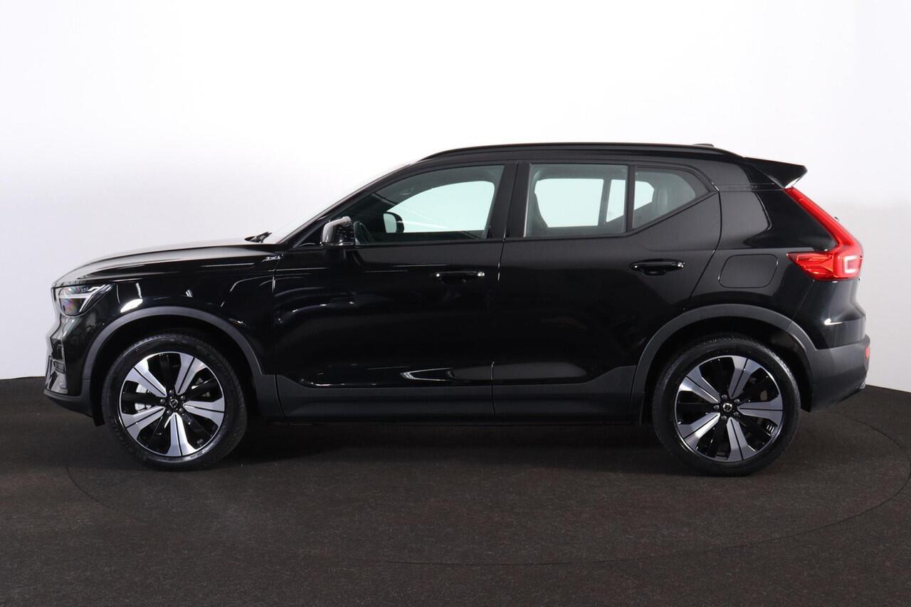 Volvo XC40 Recharge Twin Plus 78 kWh - IntelliSafe Assist & Surround - Parkeercamera achter - Verwarmde voorstoelen & stuur - Parkeersensoren voor & achter - Draadloze tel. lader - Warmtepomp - Elektr. inklapbare trekhaak - 19' LMV