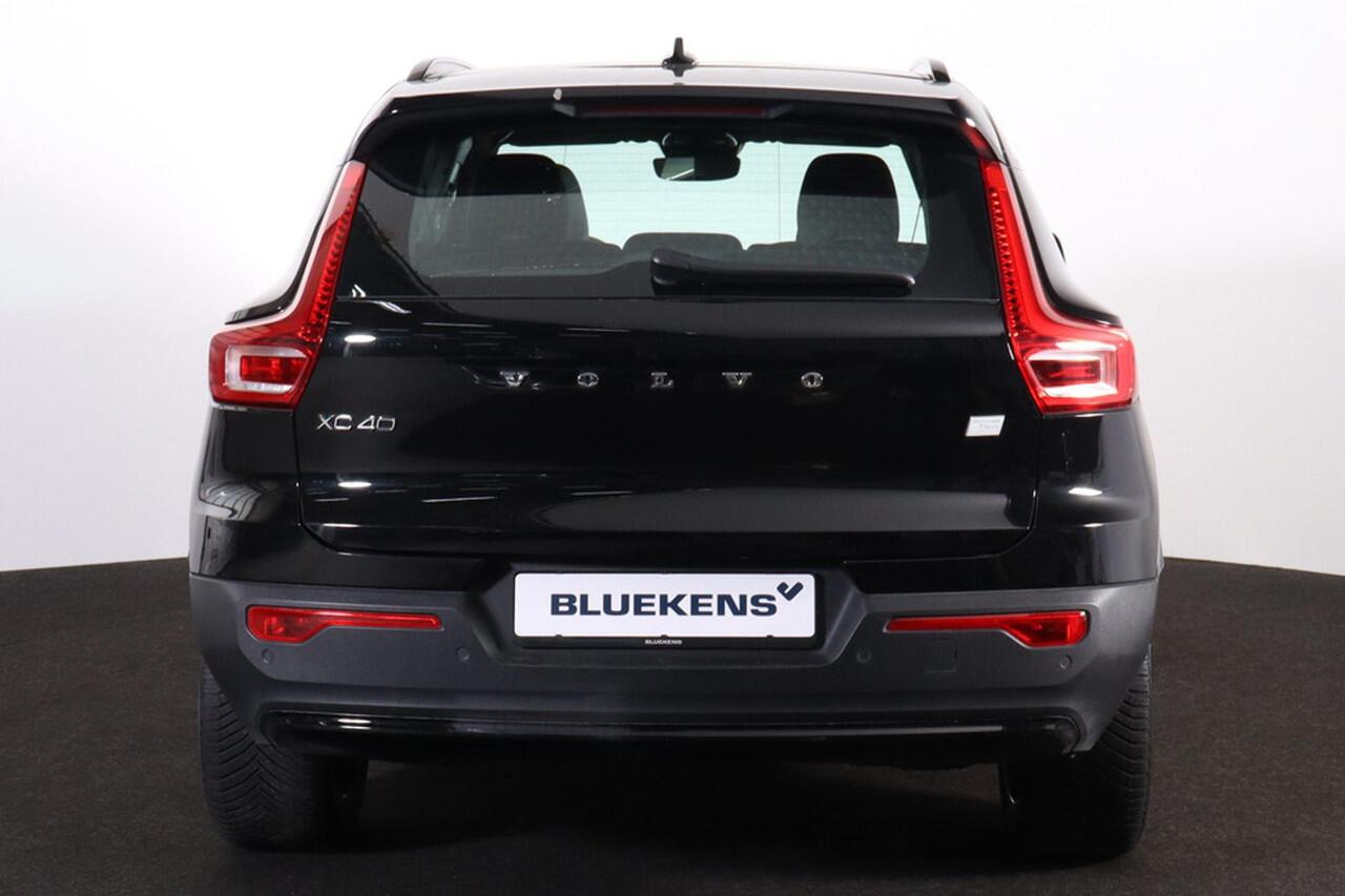 Volvo XC40 Recharge Twin Plus 78 kWh - IntelliSafe Assist & Surround - Parkeercamera achter - Verwarmde voorstoelen & stuur - Parkeersensoren voor & achter - Draadloze tel. lader - Warmtepomp - Elektr. inklapbare trekhaak - 19' LMV