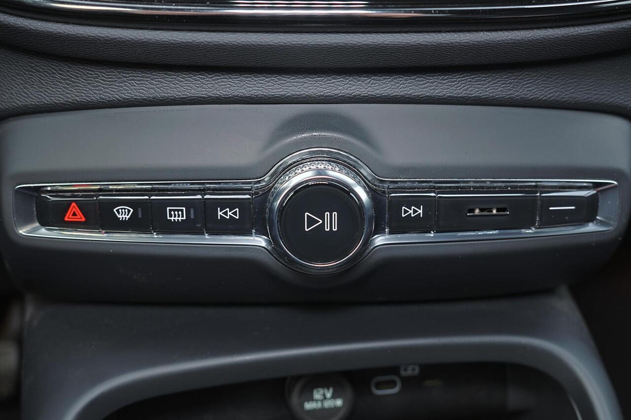 Volvo XC40 Recharge Twin Plus 78 kWh - IntelliSafe Assist & Surround - Parkeercamera achter - Verwarmde voorstoelen & stuur - Parkeersensoren voor & achter - Draadloze tel. lader - Warmtepomp - Elektr. inklapbare trekhaak - 19' LMV