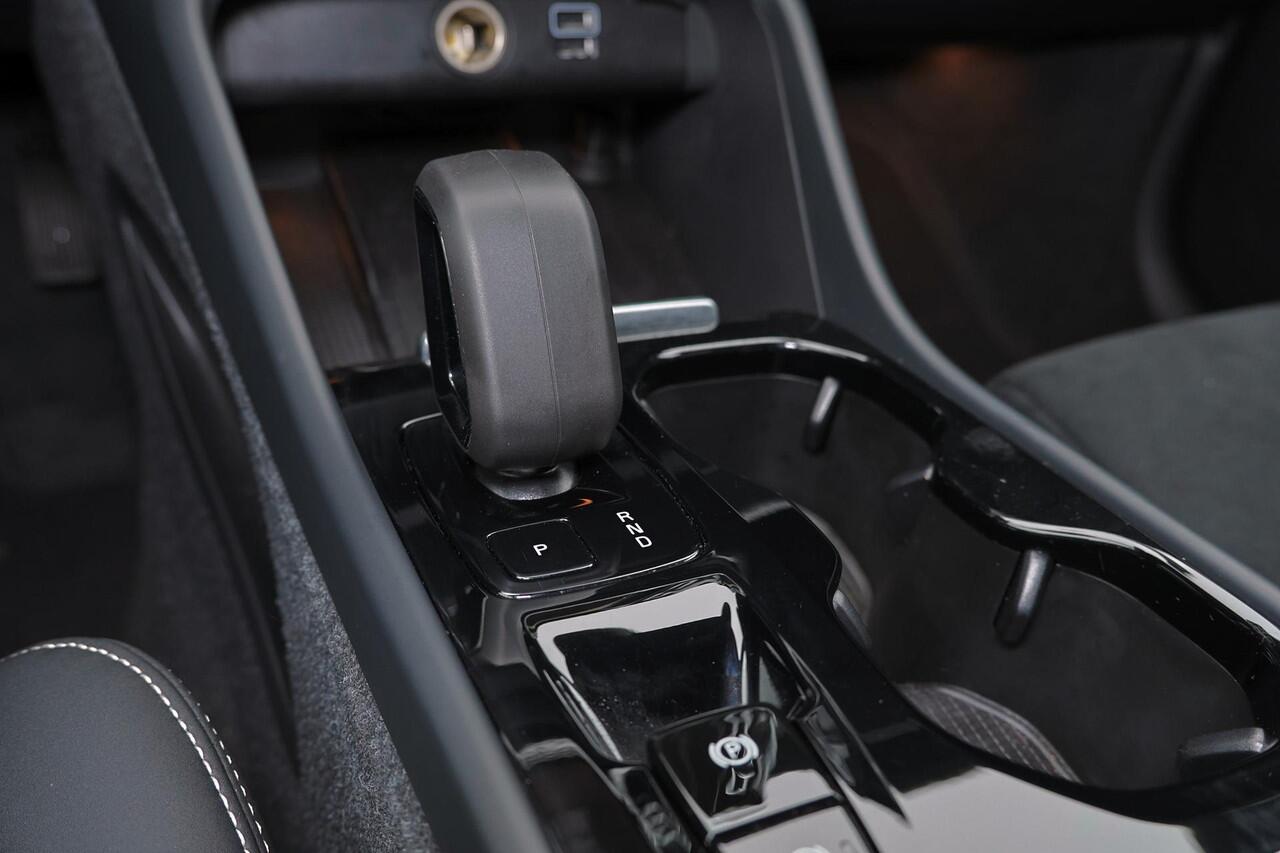 Volvo XC40 T5 Recharge Plus Dark - IntelliSafe Assist - 360º Camera - Verwarmde voorstoelen & stuur - Parkeersensoren voor & achter - Elektr. bedienb. voorstoelen met geheugen links - Draadloze tel. lader - Extra getint glas - 19' LMV