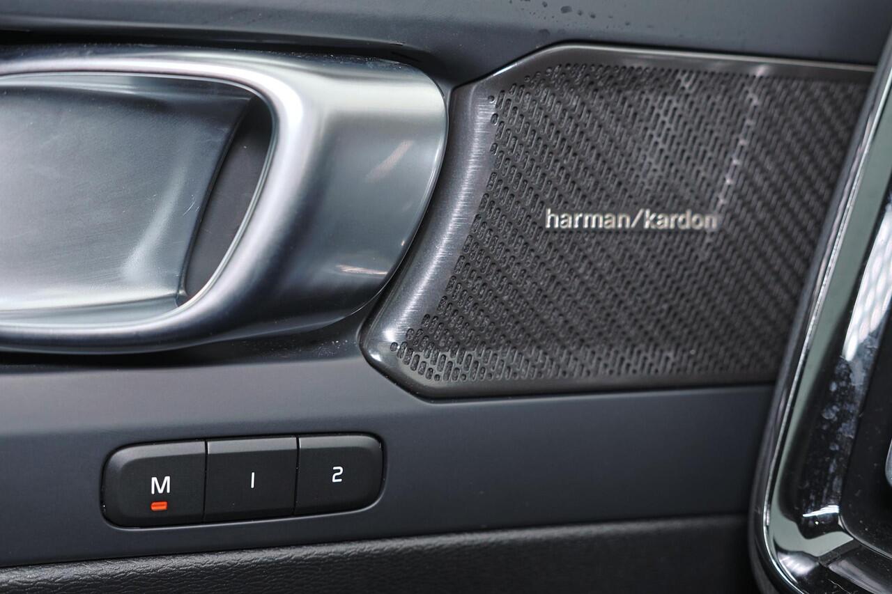 Volvo XC40 T5 Recharge Plus Dark - IntelliSafe Assist - 360º Camera - Verwarmde voorstoelen & stuur - Parkeersensoren voor & achter - Elektr. bedienb. voorstoelen met geheugen links - Draadloze tel. lader - Extra getint glas - 19' LMV