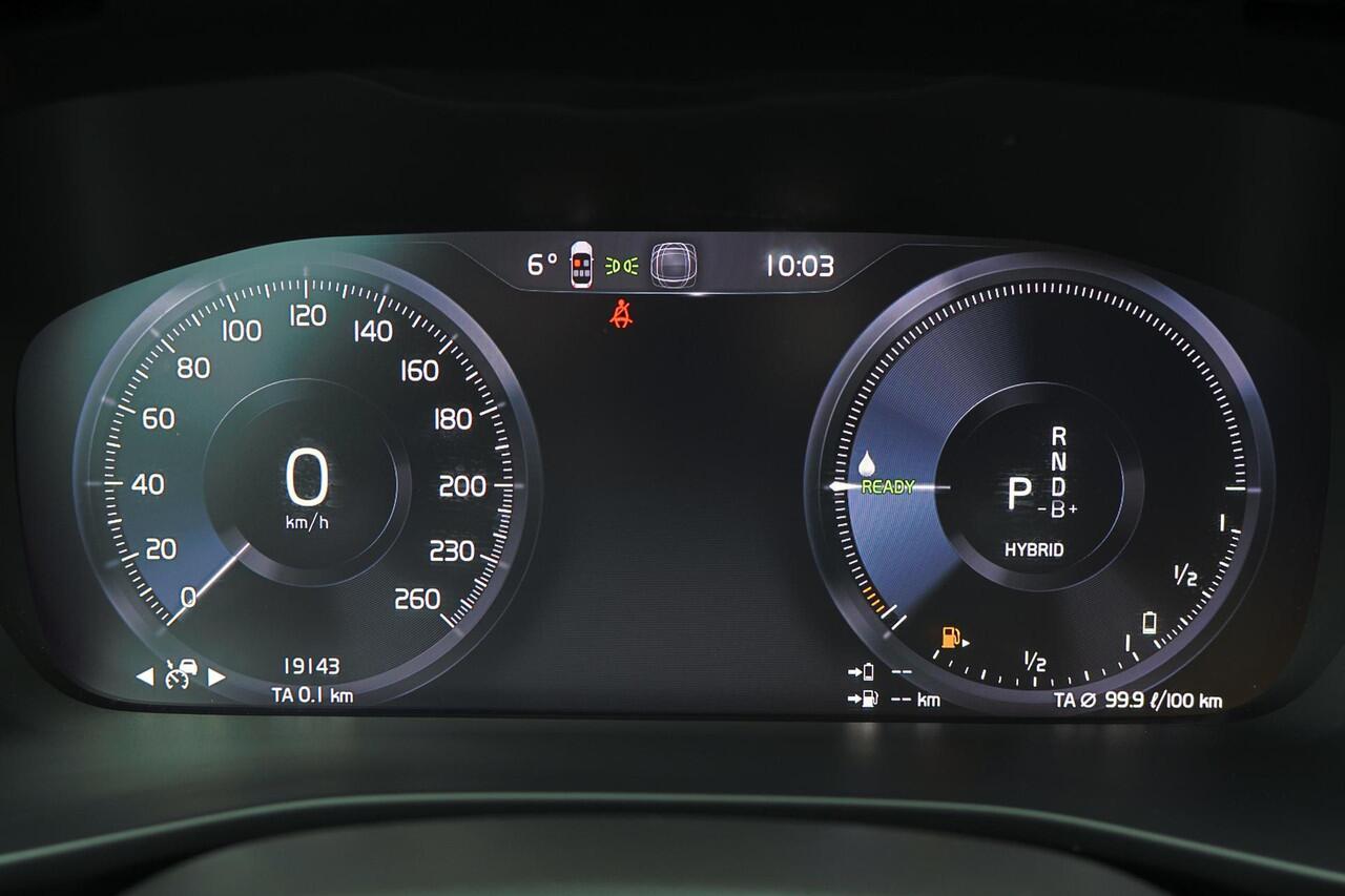 Volvo XC40 T5 Recharge Plus Dark - IntelliSafe Assist - 360º Camera - Verwarmde voorstoelen & stuur - Parkeersensoren voor & achter - Elektr. bedienb. voorstoelen met geheugen links - Draadloze tel. lader - Extra getint glas - 19' LMV