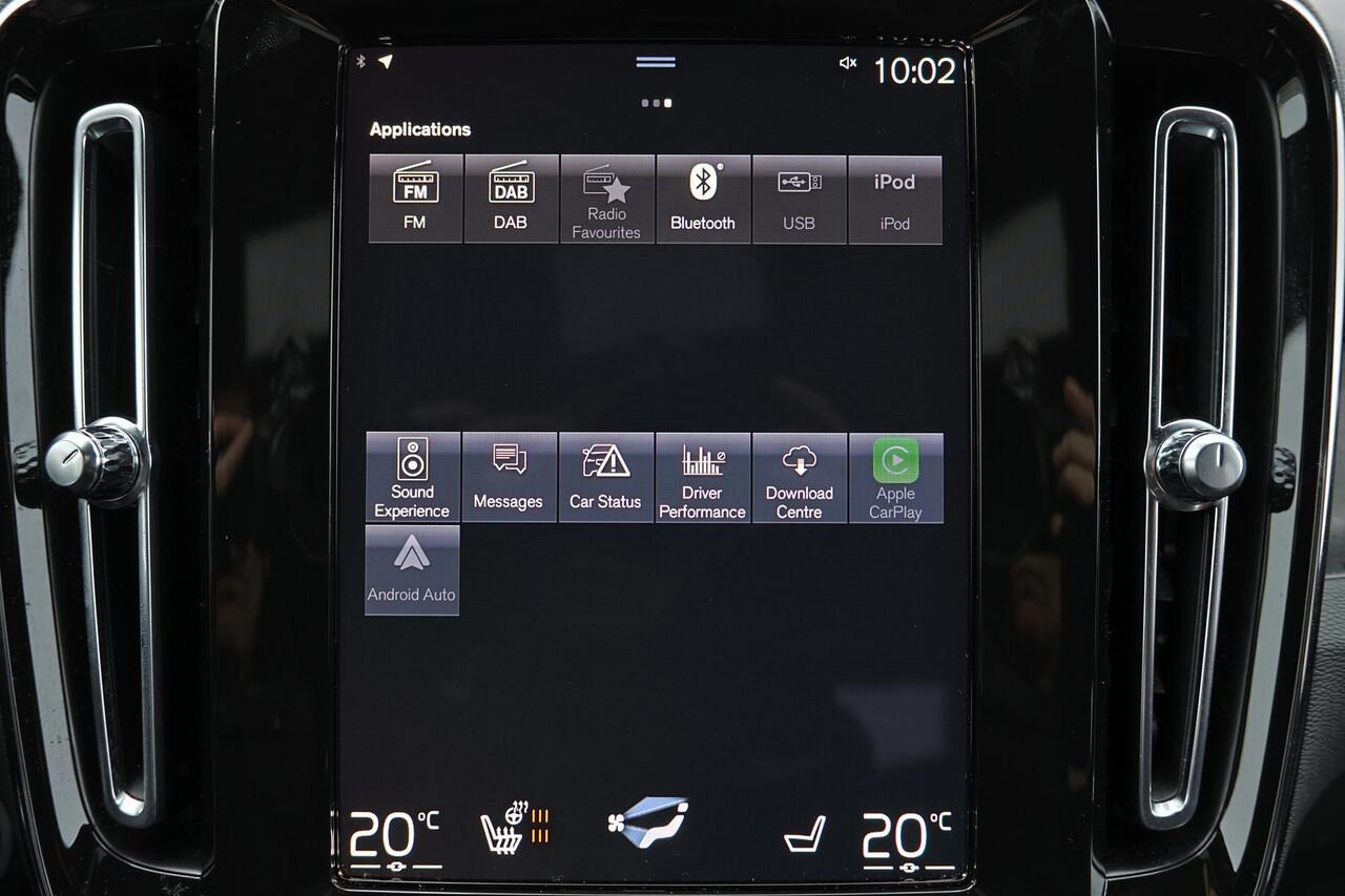 Volvo XC40 T5 Recharge Plus Dark - IntelliSafe Assist - 360º Camera - Verwarmde voorstoelen & stuur - Parkeersensoren voor & achter - Elektr. bedienb. voorstoelen met geheugen links - Draadloze tel. lader - Extra getint glas - 19' LMV