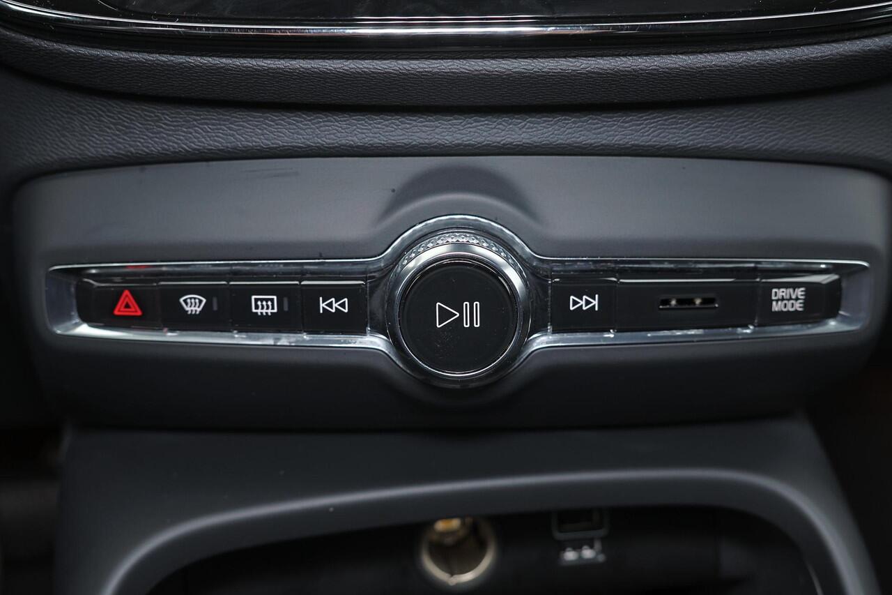 Volvo XC40 T5 Recharge Plus Dark - IntelliSafe Assist - 360º Camera - Verwarmde voorstoelen & stuur - Parkeersensoren voor & achter - Elektr. bedienb. voorstoelen met geheugen links - Draadloze tel. lader - Extra getint glas - 19' LMV