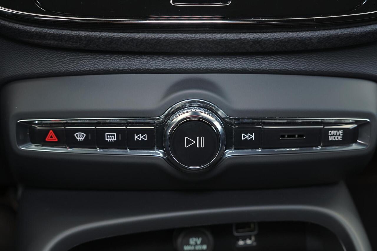 Volvo XC40 T5 Recharge Plus Dark - IntelliSafe Assist - Harman/Kardon audio - Verwarmde voorstoelen & stuur - Parkeersensoren voor & achter - Elektr. bedienb. voorstoelen met geheugen links - Draadloze tel. lader - Extra getint glas - 19' LMV