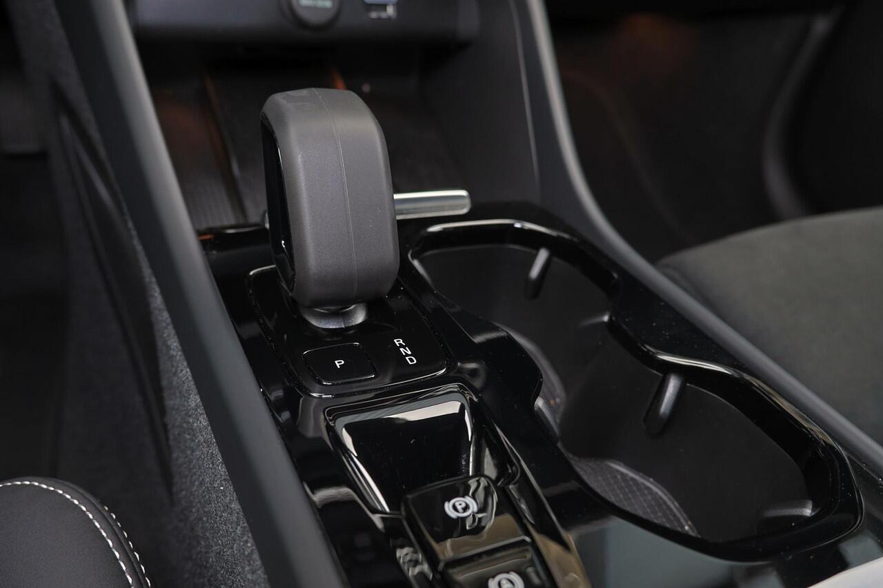 Volvo XC40 T5 Recharge Plus Dark - IntelliSafe Assist - Harman/Kardon audio - Verwarmde voorstoelen & stuur - Parkeersensoren voor & achter - Elektr. bedienb. voorstoelen met geheugen links - Draadloze tel. lader - Extra getint glas - 19' LMV