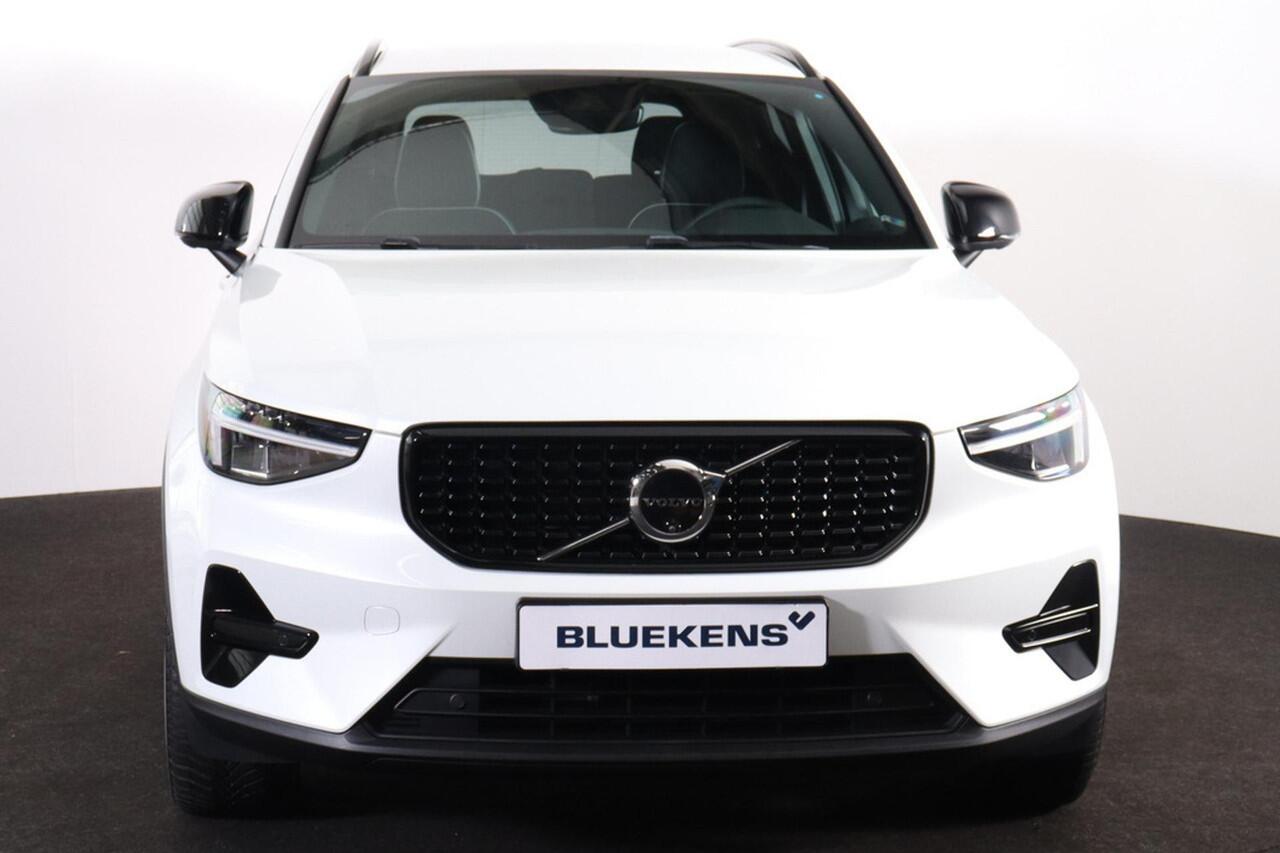 Volvo XC40 T5 Recharge Plus Dark - IntelliSafe Assist - Harman/Kardon audio - Verwarmde voorstoelen & stuur - Parkeersensoren voor & achter - Elektr. bedienb. voorstoelen met geheugen links - Draadloze tel. lader - Extra getint glas - 19' LMV