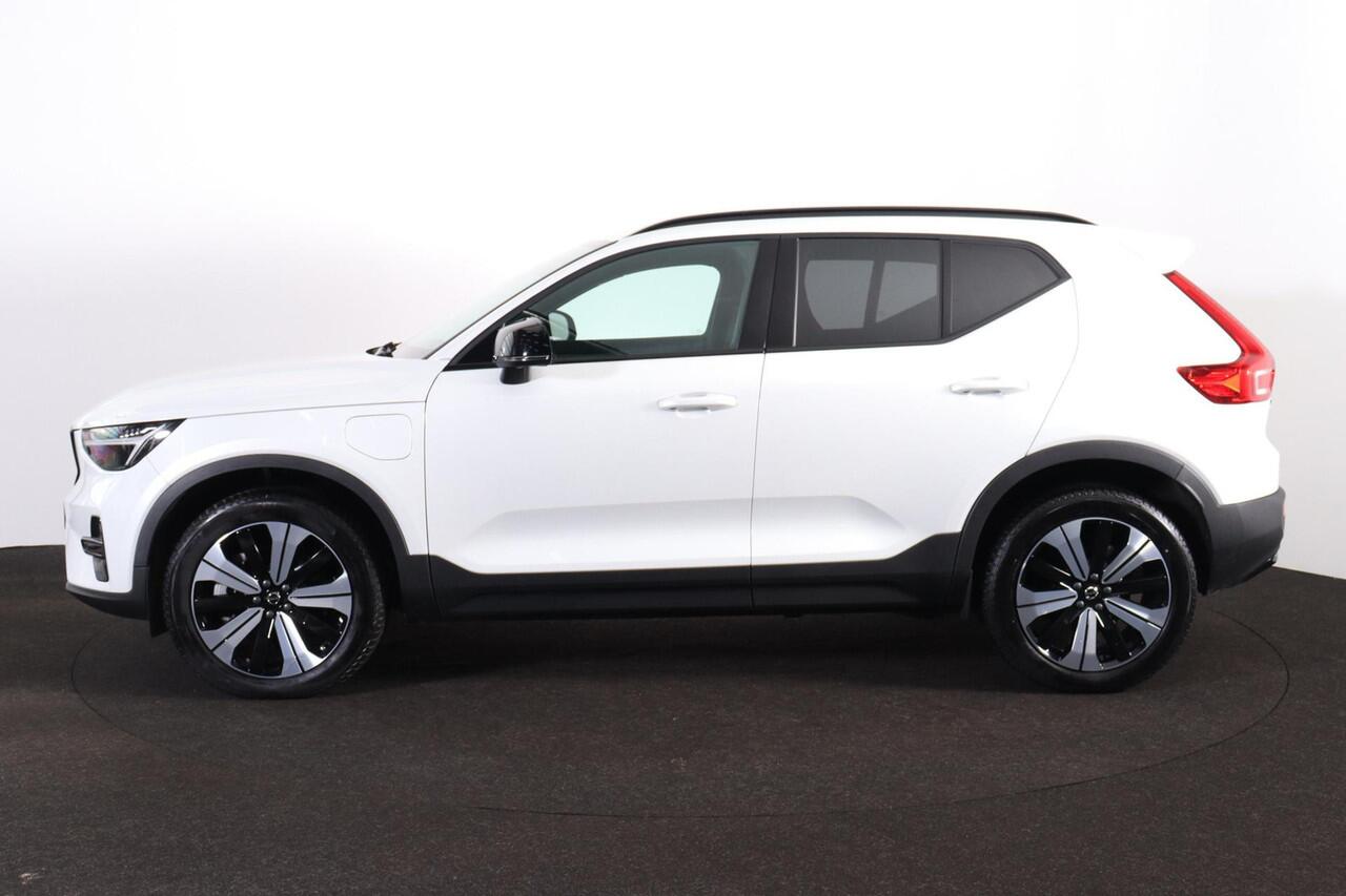 Volvo XC40 T5 Recharge Plus Dark - IntelliSafe Assist - Harman/Kardon audio - Verwarmde voorstoelen & stuur - Parkeersensoren voor & achter - Elektr. bedienb. voorstoelen met geheugen links - Draadloze tel. lader - Extra getint glas - 19' LMV