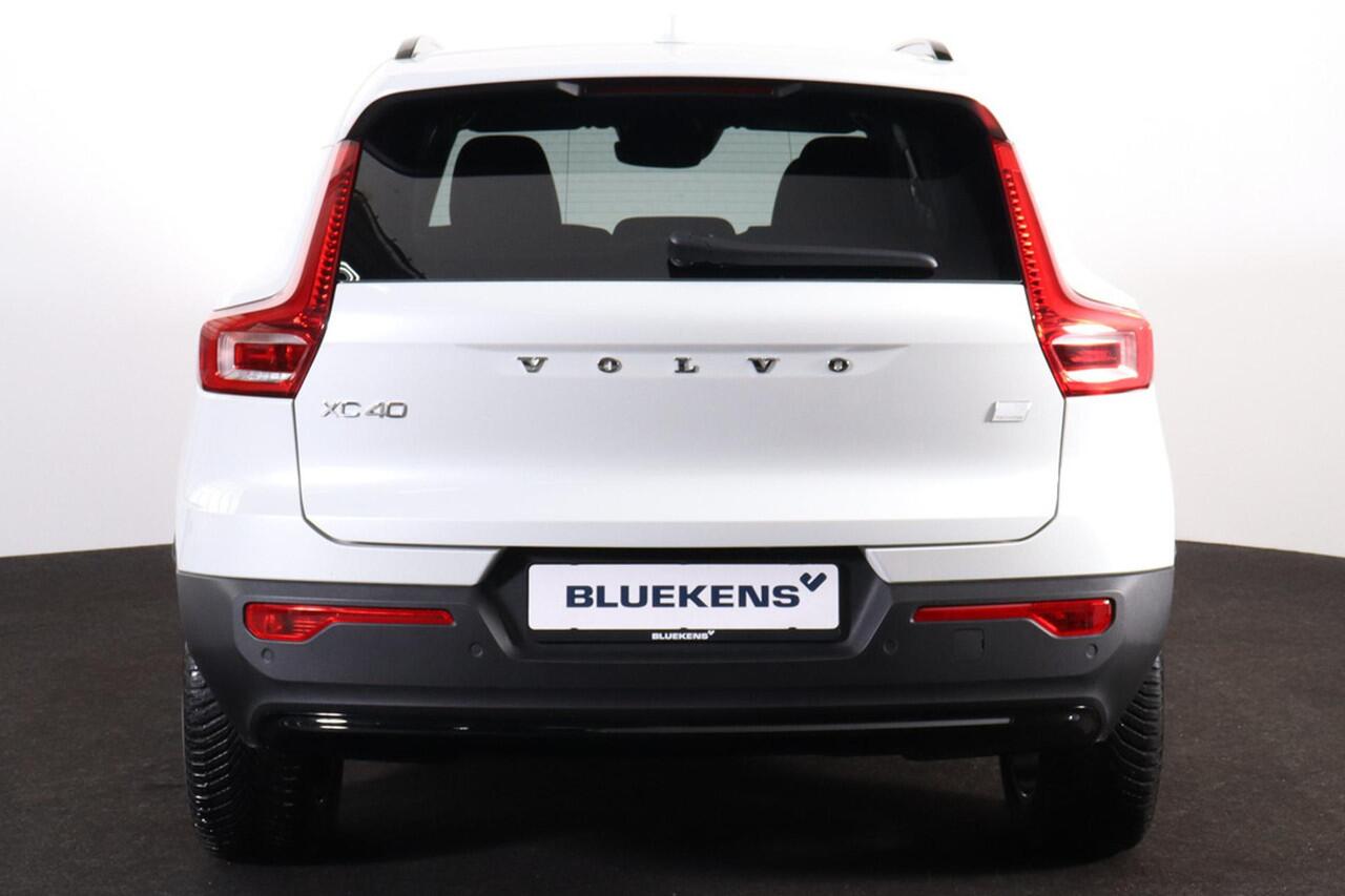 Volvo XC40 T5 Recharge Plus Dark - IntelliSafe Assist - Harman/Kardon audio - Verwarmde voorstoelen & stuur - Parkeersensoren voor & achter - Elektr. bedienb. voorstoelen met geheugen links - Draadloze tel. lader - Extra getint glas - 19' LMV