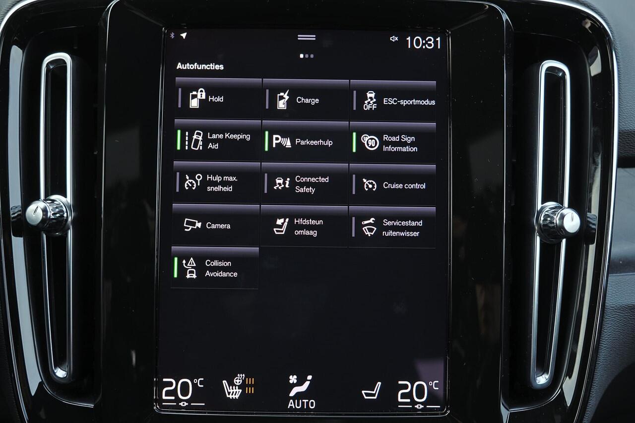 Volvo XC40 T5 Recharge Plus Dark - IntelliSafe Assist - Harman/Kardon audio - Verwarmde voorstoelen & stuur - Parkeersensoren voor & achter - Elektr. bedienb. voorstoelen met geheugen links - Draadloze tel. lader - Extra getint glas - 19' LMV