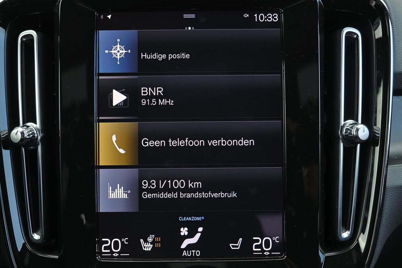 Volvo XC40 T5 Recharge Plus Dark - IntelliSafe Assist - Harman/Kardon audio - Verwarmde voorstoelen & stuur - Parkeersensoren voor & achter - Elektr. bedienb. voorstoelen met geheugen links - Draadloze tel. lader - Extra getint glas - 19' LMV